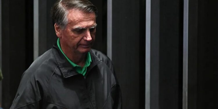 La Corte Suprema de Brasil impone a Bolsonaro la tobillera electrónica y le prohíbe usar redes sociales