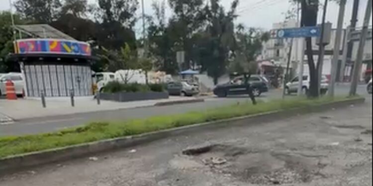Colonos de Tecamachalco piden atención urgente a crisis de baches y socavón en Naucalpan