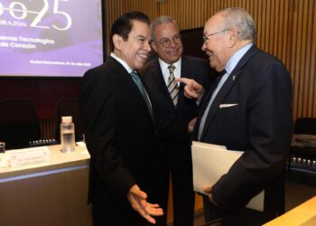 Reconocen trayectoria de pioneros del trasplante de corazón en México