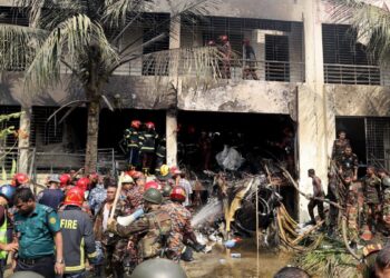 Sube a 27 el número de víctimas tras caída de avión en escuela de Bangladesh
