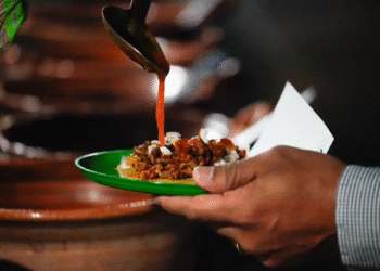 Detectan estas bacterias peligrosas en salsas de puestos callejeros cercanos al Metro