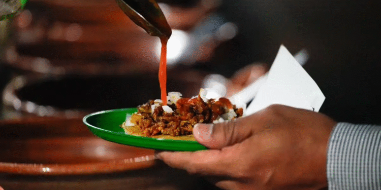 Detectan estas bacterias peligrosas en salsas de puestos callejeros cercanos al Metro