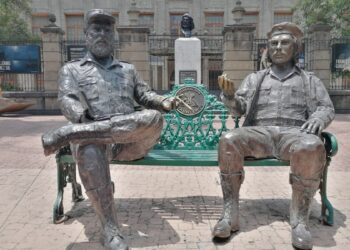 Retiran escultura de Fidel y el Che en la colonia Tabacalera
