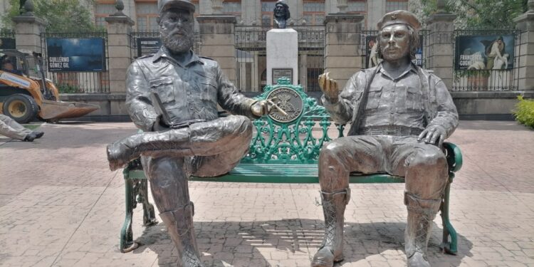 Retiran escultura de Fidel y el Che en la colonia Tabacalera