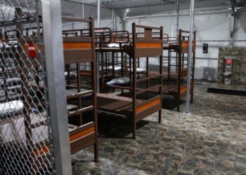 Consulado de México en Miami visita a los 14 connacionales detenidos en “Alligator Alcatraz”; no detectan hacinamiento