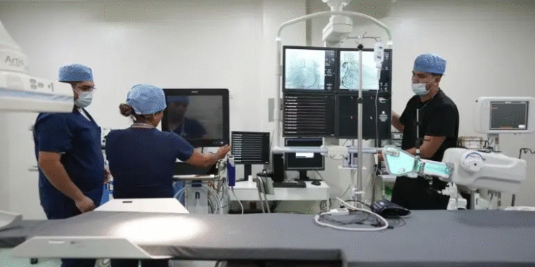 Inaugura Sheinbaum primera sala pública de hemodinamia en Baja California Sur