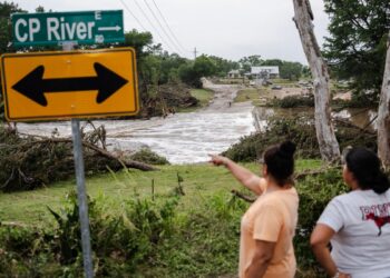 Sube a 59 la cifra de muertos por inundaciones en Texas; buscan a 27 niñas desaparecidas