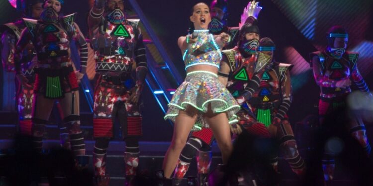 Katy Perry casi cae de su mariposa voladora en concierto