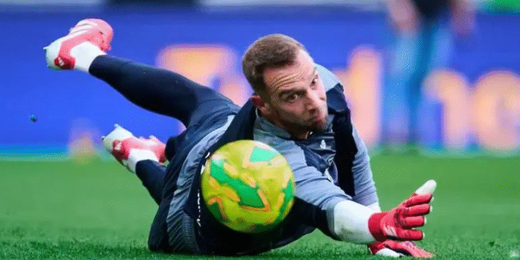 El portero español Pau López deja al Toluca y apunta a regresar al Betis