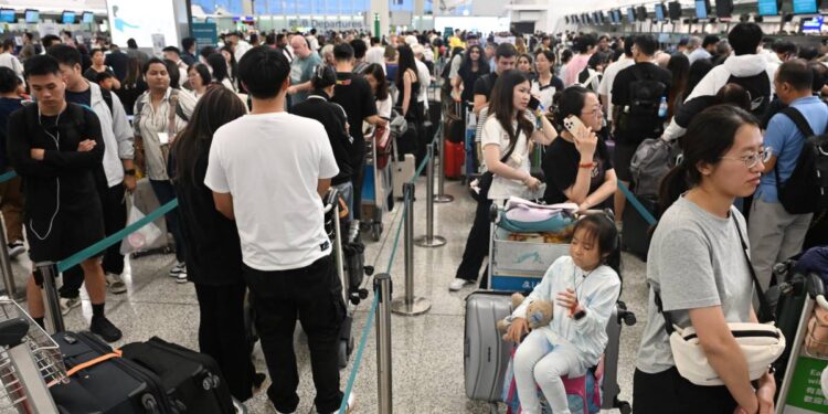 Tifón Wipha golpea a Hong Kong, cancelan más de 500 vuelos