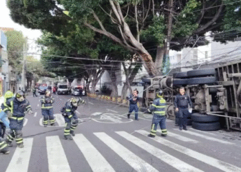 Vuelca camión de basura en San Antonio Abad; hombre en patín sobrevive milagrosamente