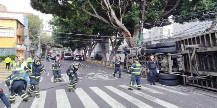 Vuelca camión de basura en San Antonio Abad; hombre en patín sobrevive milagrosamente