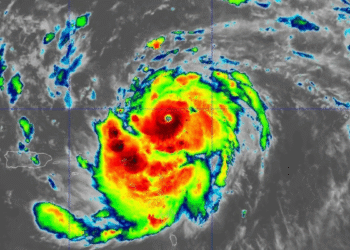 ‘Erin’ se vuelve poderoso y roza huracán Categoría 5