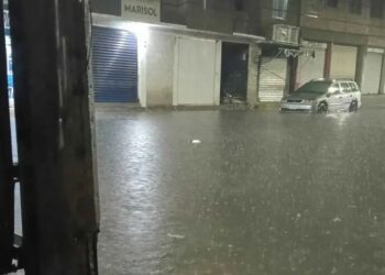 Madrugada lluviosa en CDMX y Edomex deja calles y viviendas bajo el agua