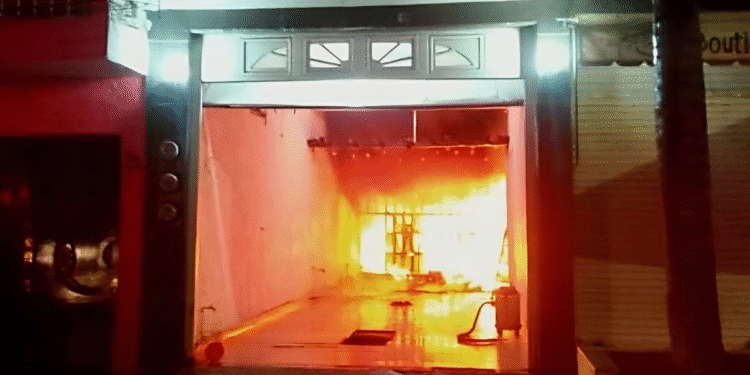 Atacan vivienda de alcaldesa de Queréndaro, Michoacán; incendian su casa