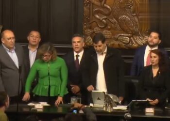 De los gritos y golpes pasan a las denuncias; Alejandro Moreno se lanza contra Noroña