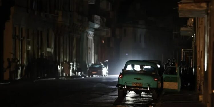 Apagones, promesas, averías y hastío: doce meses de la crisis energética total en Cuba