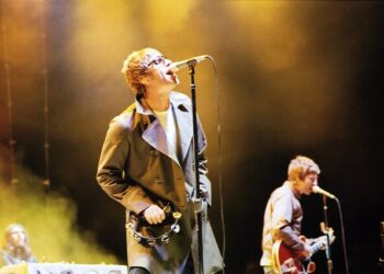 Cantante de Oasis arremete contra ayuntamiento de Edimburgo por criticar a sus fans