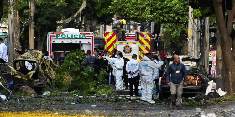 Suman 18 muertos tras ataques con camión bomba y drones en Colombia