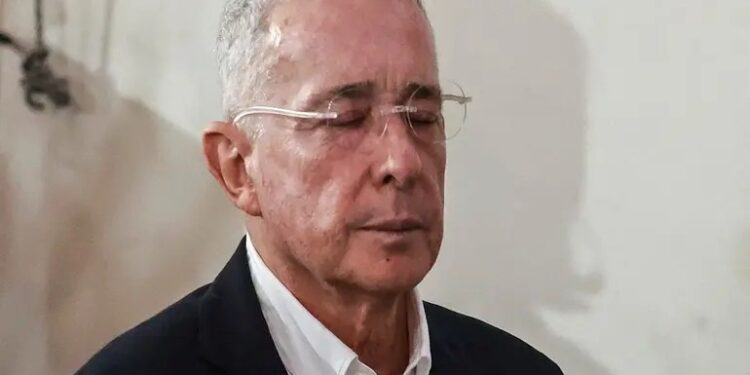 Dan 12 años de prisión a expresidente colombiano Álvaro Uribe
