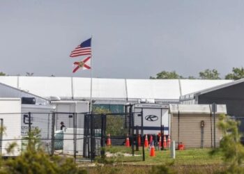 A un mes de su apertura, «Alligator Alcatraz» se convierte en modelo para próximos centros migratorios
