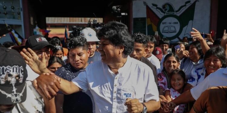 Evo Morales acude a casilla de Bolivia y anula su voto; acusa fraude del gobierno de Luis Arce