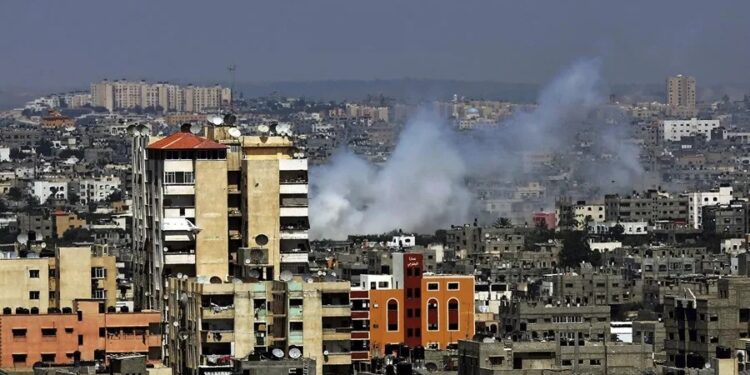 Bombardeos a cada hora en la ciudad de Gaza mientras Israel prepara la invasión