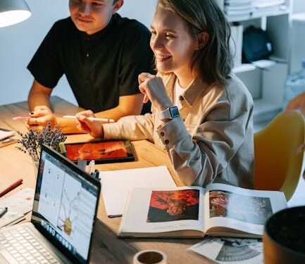 Las carreras en línea con más demanda en 2025 son en tecnología, diseño, negocios y educación según UMAD