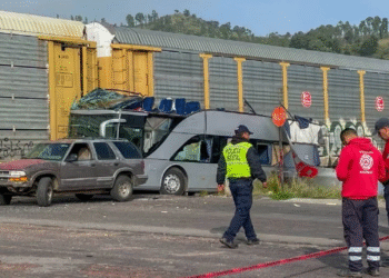 Tren embiste a camión de pasajeros en Atlacomulco; hay 8 muertos