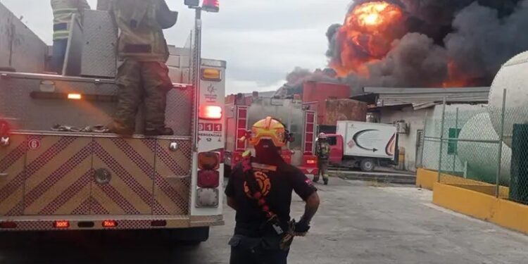 Tras 12 horas, sofocan incendio en fábrica de aceites en Nuevo León
