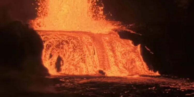 Volcán Kilauea entra en erupción; deja fuentes de lava de 150 metros de altura