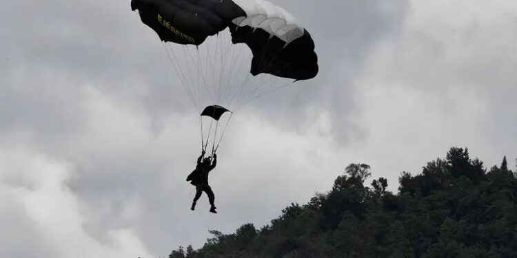 Tragedia en desfile militar, paracaidista cae al realizar maniobra aérea