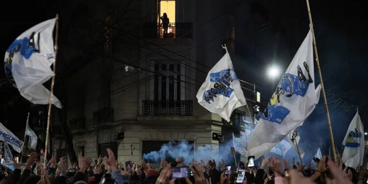 Cristina Fernández celebra desde su balcón el triunfo peronista ante cientos de seguidores