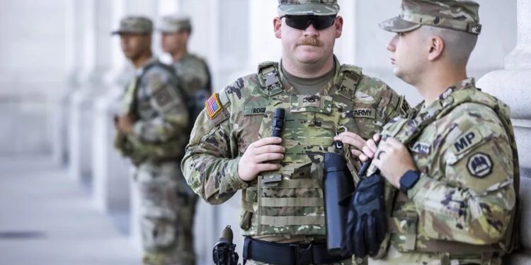 Trump amenaza con enviar tropas a Chicago y expertos advierten sobre un «abuso de poder»