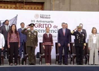 Sheinbaum encabeza el desfile militar con representantes de los tres poderes a diferencia de otros años