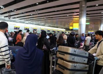 Colapsan aeropuertos en Europa tras ciberataque; Bruselas pide cancelar la mitad de vuelos este lunes