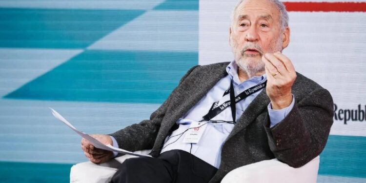 Joseph Stiglitz califica de «desorganizados» los aranceles de Trump