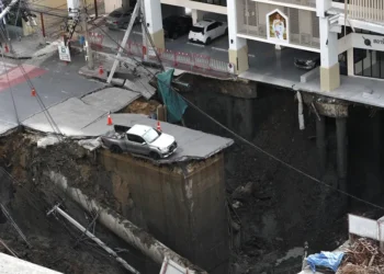 Un gran socavón frente a un hospital en Bangkok obliga a evacuar a los pacientes