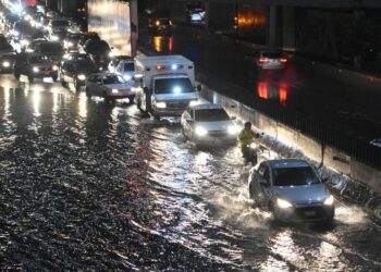 Sistema frontal 4 y huracán Narda generarán lluvias intensas y oleaje elevado en gran parte de México