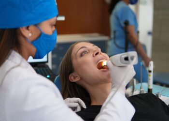 Dra. Liliana Bueno advierte sobre la enfermedad silenciosa: la mitad de los adultos descuida su salud bucal