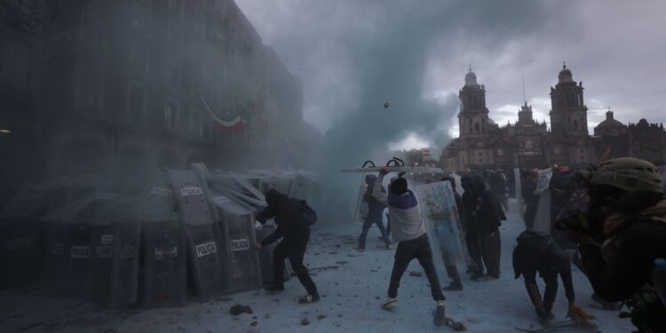 Marcha del 2 de octubre en CDMX: Reportan a 3 policías en estado delicado