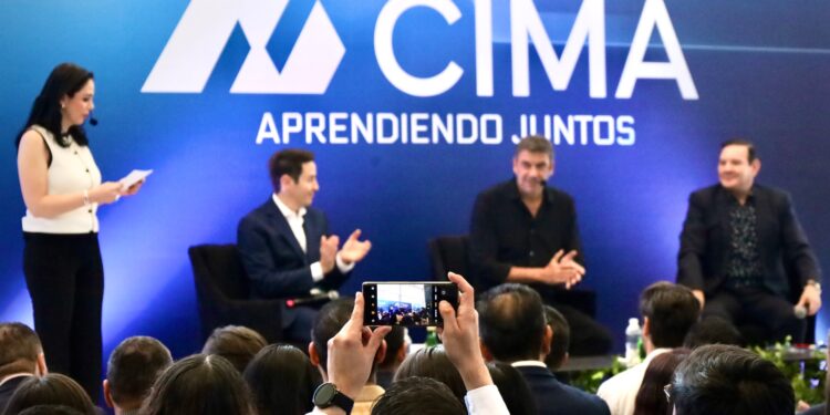 Arturo Elías Ayub en panel de CIMA: “La suerte te la generas”