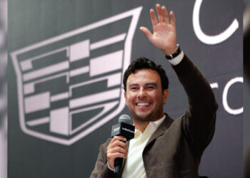 Checo Pérez adelanta de qué color será su casco en Cadillac para 2026: ¿será negro o dorado?