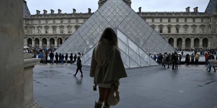 Cinco nuevos detenidos en Francia por el robo en el Museo de Louvre