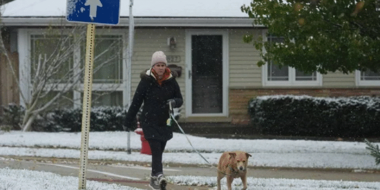 Primeras nevadas en EU ponen en alerta hasta 14 estados por bajas temperaturas