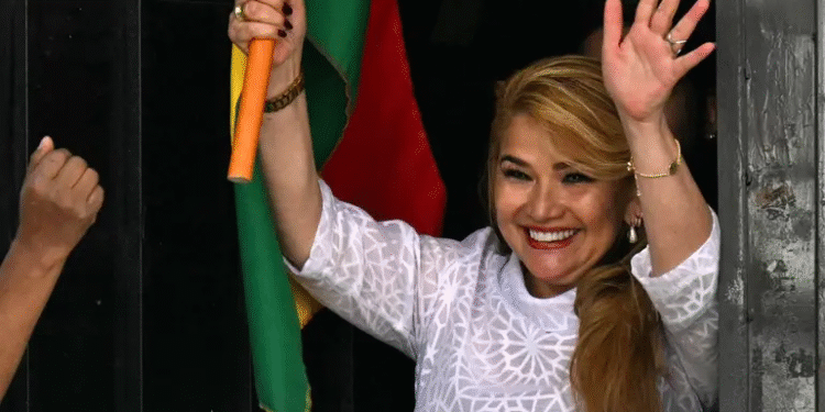 Jeanine Áñez, expresidenta de Bolivia, sale de prisión tras anulación de su condena