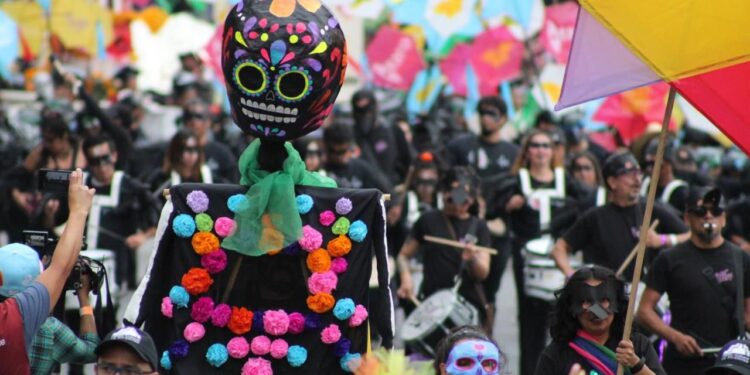 Entre esqueletos y colores, encabeza Clara Brugada el Gran Desfile de Día de Muertos 2025 que reunió a un millón 450 mil personas