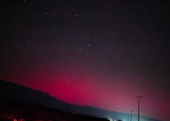 La aurora boreal sorprende con su brillo desde el norte del país