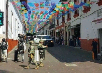 Detienen a 7 escoltas de Carlos Manzo; ya ingresaron a un penal estatal