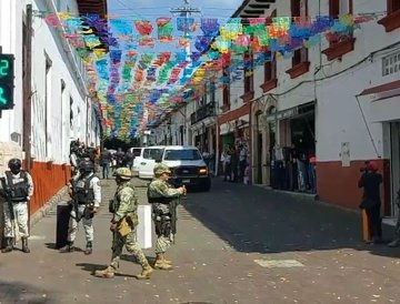 Detienen a 7 escoltas de Carlos Manzo; ya ingresaron a un penal estatal